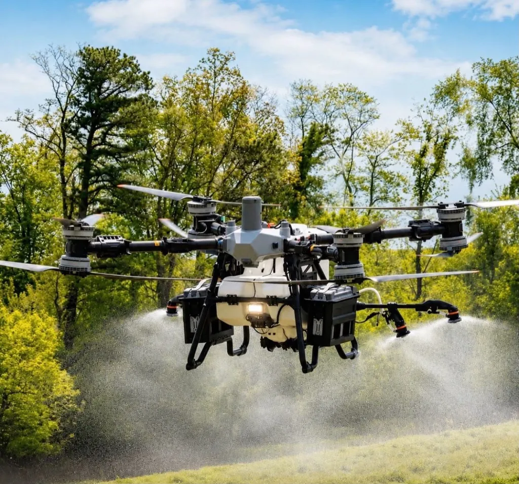 Drone agrícola em voo durante pulverização