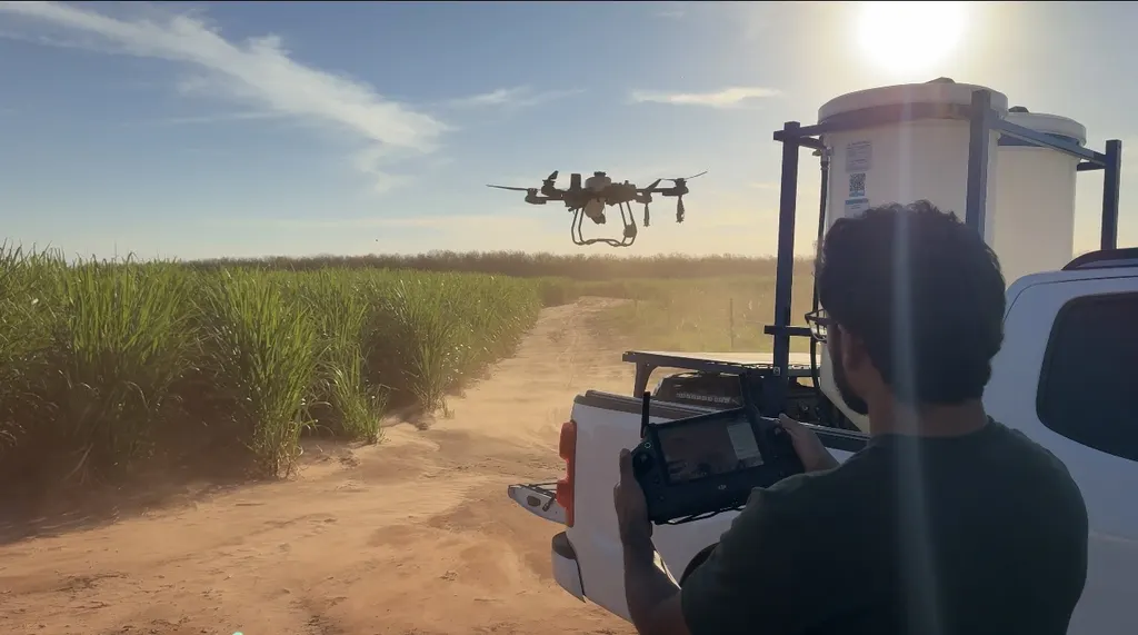 Lucas Fernando Peres, engenheiro agrônomo e responsável técnico da Piloto A+, em campo com drone agrícola